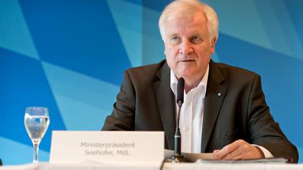 Der bayerische Ministerpräsident Horst Seehofer (CSU) spricht am 20.07.2015 in St. Quirin am Tegernsee (Bayern) nach dem Auftakt der bayerischen Kabinettsklausur während einer Pressekonferenz. Auf der Tagesordnung stehen der Nachtragshaushalt 2016, die Weiterentwicklung der Strategie "Bayern Digital" und die Asylpolitik.