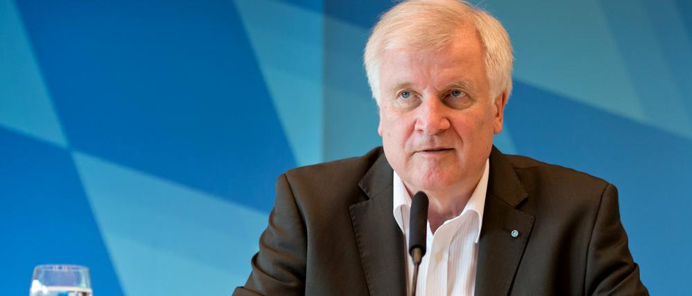 Der bayerische Ministerpräsident Horst Seehofer (CSU) spricht am 20.07.2015 in St. Quirin am Tegernsee (Bayern) nach dem Auftakt der bayerischen Kabinettsklausur während einer Pressekonferenz. Auf der Tagesordnung stehen der Nachtragshaushalt 2016, die Weiterentwicklung der Strategie "Bayern Digital" und die Asylpolitik. 