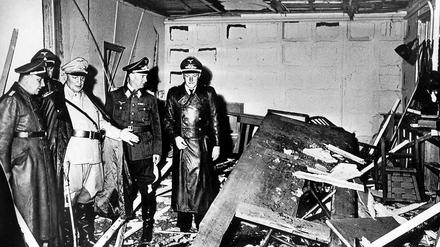 Reichsmarschall Hermann Göring (helle Uniform) und der Chef der "Kanzlei des Führers", Martin Bormann (l.), begutachten die Zerstörung im Raum der Karten-Baracke im Führerhauptquartier Rastenburg, wo Oberst Stauffenberg am 20. Juli 1944 eine Sprengladung zündete, mit der Absicht Hitler zu töten (Archivfoto vom 20.07.1944). Als am 20. Juli 1944 gegen 12.50 Uhr der Sprengsatz in der "Wolfsschanze" detoniert, ging Claus Schenk Graf von Stauffenberg vom Tod des Diktators aus. Für den Attentäter schien das größte Hindernis für den Sturz der Nazis beseitigt. Doch vor Tagesende war "Operation Walküre" gescheitert. Hitler überlebte den Anschlag, Stauffenberg wurde hingerichtet.