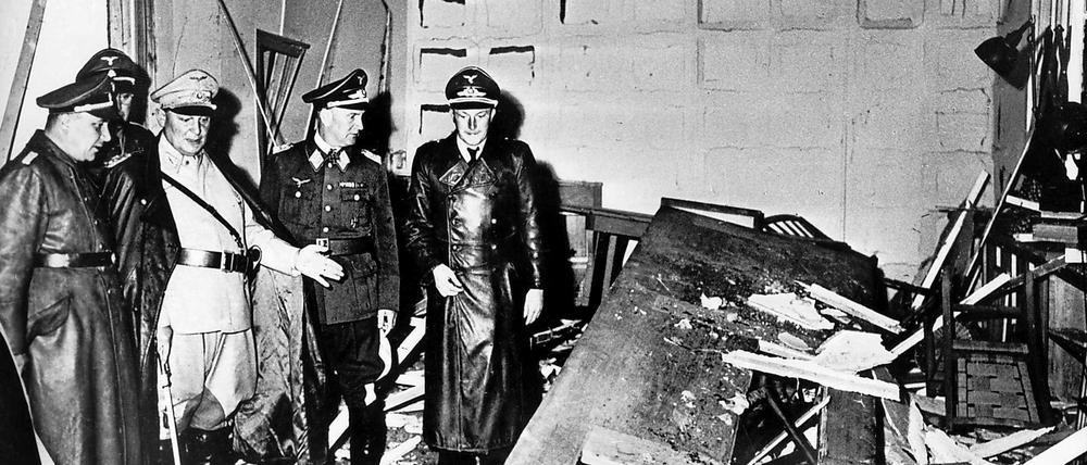 Reichsmarschall Hermann Göring (helle Uniform) und der Chef der "Kanzlei des Führers", Martin Bormann (l.), begutachten die Zerstörung im Raum der Karten-Baracke im Führerhauptquartier Rastenburg, wo Oberst Stauffenberg am 20. Juli 1944 eine Sprengladung zündete, mit der Absicht Hitler zu töten (Archivfoto vom 20.07.1944). Als am 20. Juli 1944 gegen 12.50 Uhr der Sprengsatz in der "Wolfsschanze" detoniert, ging Claus Schenk Graf von Stauffenberg vom Tod des Diktators aus. Für den Attentäter schien das größte Hindernis für den Sturz der Nazis beseitigt. Doch vor Tagesende war "Operation Walküre" gescheitert. Hitler überlebte den Anschlag, Stauffenberg wurde hingerichtet.