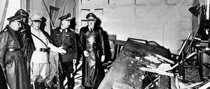 Reichsmarschall Hermann Göring (helle Uniform) und der Chef der "Kanzlei des Führers", Martin Bormann (l.), begutachten die Zerstörung im Raum der Karten-Baracke im Führerhauptquartier Rastenburg, wo Oberst Stauffenberg am 20. Juli 1944 eine Sprengladung zündete, mit der Absicht Hitler zu töten (Archivfoto vom 20.07.1944). Als am 20. Juli 1944 gegen 12.50 Uhr der Sprengsatz in der "Wolfsschanze" detoniert, ging Claus Schenk Graf von Stauffenberg vom Tod des Diktators aus. Für den Attentäter schien das größte Hindernis für den Sturz der Nazis beseitigt. Doch vor Tagesende war "Operation Walküre" gescheitert. Hitler überlebte den Anschlag, Stauffenberg wurde hingerichtet.