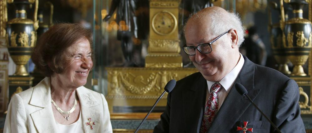 Beate Klarsfeld und ihr Mann Serge Klarsfeld nach der Ehrung durch die deutsche Botschafterin in Paris, Susanne Wasum-Rainer.