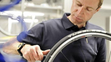 Ohne Schlauch auf die Tube drücken: Im Rennradsport setzen sich schlauchlose Systeme, also «tubeless»-Reifen langsam durch.