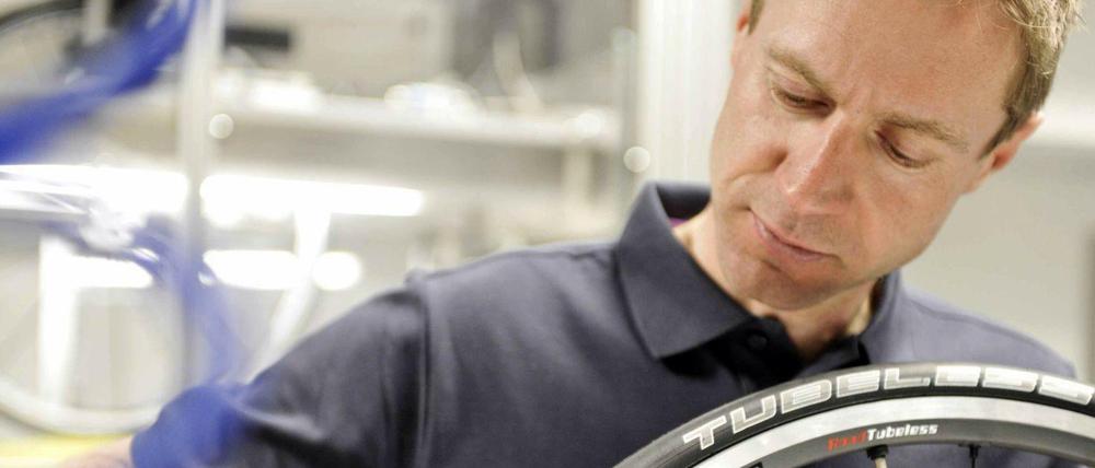 Ohne Schlauch auf die Tube drücken: Im Rennradsport setzen sich schlauchlose Systeme, also «tubeless»-Reifen langsam durch.