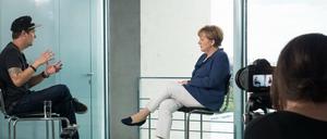 Der Youtuber LeFloid interviewt Kanzlerin Angela Merkel.