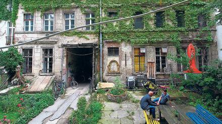 Prenzlauer Berg, wie es ist und war. Durch den Hof in der Kastanienallee 12 geht es auf das jetzt private Gelände des einst öffentlichen alten Hirschhofs.