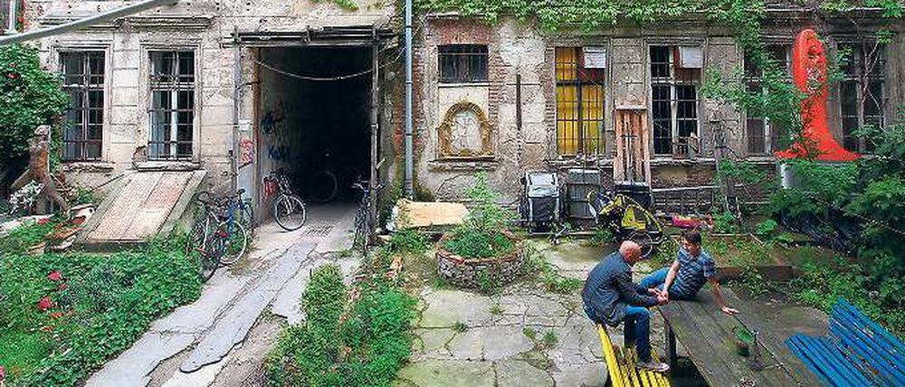 Prenzlauer Berg, wie es ist und war. Durch den Hof in der Kastanienallee 12 geht es auf das jetzt private Gelände des einst öffentlichen alten Hirschhofs.