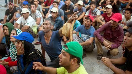 Zustrom. Dutzende Flüchtlinge aus Afghanistan verlangen vor der Polizeistation auf der griechischen Insel Kos, Papiere zu bekommen, damit sie in verschiedene europäische Länder weiterreisen können. 