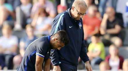 Der Knie-Fall. Allagui verlässt mit Arzt Schleicher das Spielfeld.