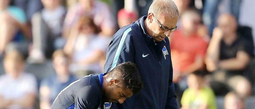 Der Knie-Fall. Allagui verlässt mit Arzt Schleicher das Spielfeld.