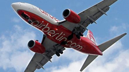 Eine Maschine von Air Berlin am Himmel über Berlin. Am Montag musste ein Flugzeug nach Budapest ohne Gepäck starten.