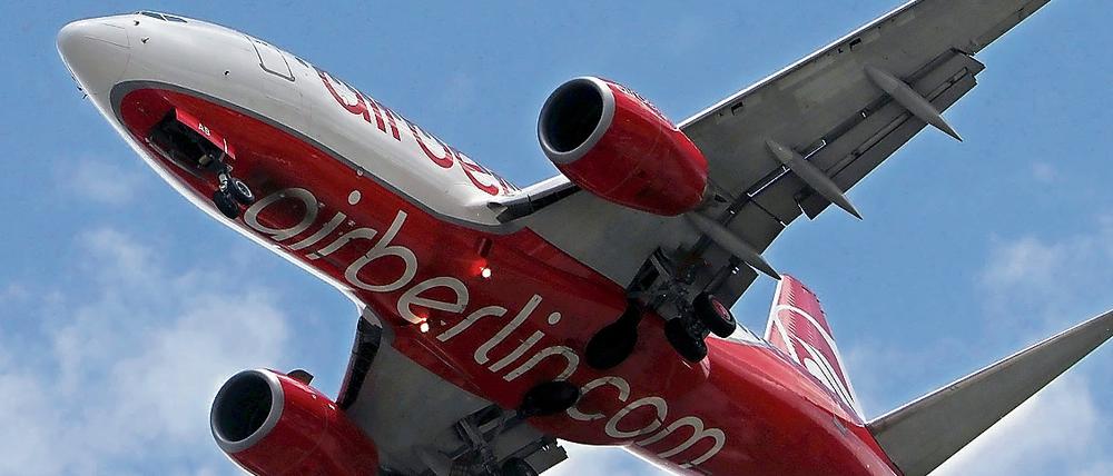 Eine Maschine von Air Berlin am Himmel über Berlin. Am Montag musste ein Flugzeug nach Budapest ohne Gepäck starten.