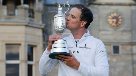 Zach Johnsons küsst die begehrten Silbertrophäe Claret Jug. 