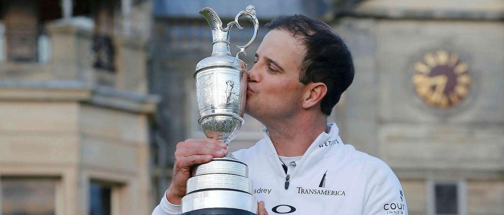 Zach Johnsons küsst die begehrten Silbertrophäe Claret Jug. 