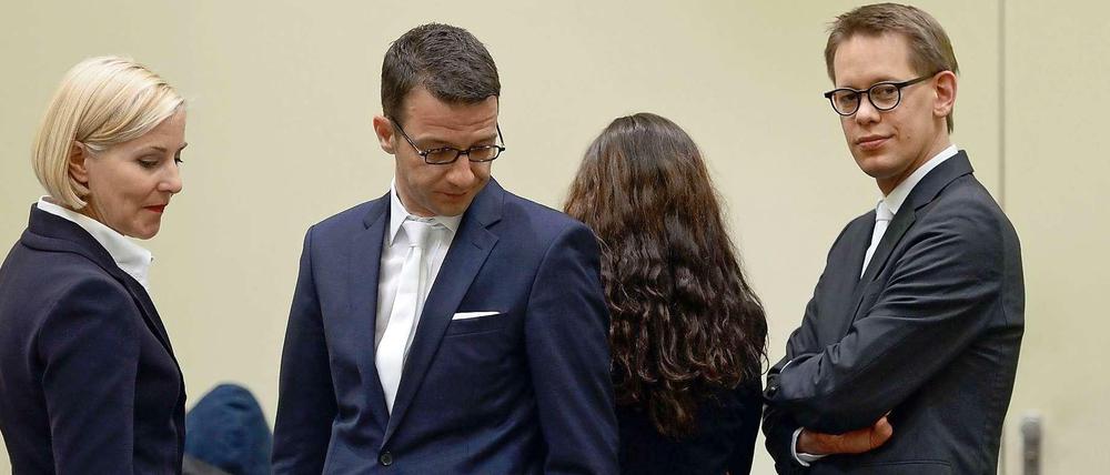 Die Anwälte Anja Sturm, Wolfgang Stahl und Wolfgang Heer - dazwischen die Mandantin, die nicht nur dem Fotografen den Rücken gekehrt hat.