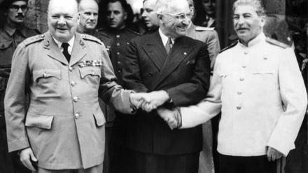 Die Sieger gaben sich für die Fotografen versöhnlich, doch hinter den Kulissen taten sich bereits Risse in der Koalition der Alliierten auf. Das Archivbild zeigt den britischen Premierminister Winston Churchill, den amerikanischen Präsidenten Harry S. Truman und den sowjetischen Regierungschef Josef Stalin (v.li.) während der Potsdamer Konferenz vor Schloss Cecilienhof.