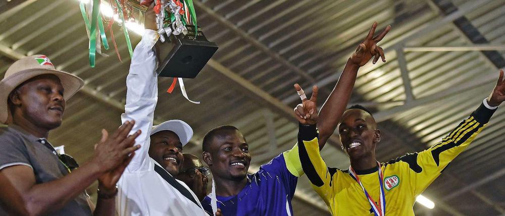 Mehr als 150 000 Menschen sind aus Burundi geflüchtet, fast 100 Menschen sind bei Auseinadersetzungen getötet worden. Aber das hat den umstrittenen Präsidenten Pierre Nkurunziza (zweiter von links) nicht daran gehindert, sein Fußballteam bei einem Wahlkampfturnier anzufeuern. 