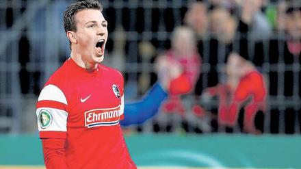 Starke Stimme, starke Beine. Darida, hier beim Torschrei für den SC Freiburg, gehört zu den lauffreudigsten Spieler der Liga. 
