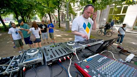 Open Airs sind vor allem bei schönem Wetter am Wochenende begehrt. Im Gegensatz zu vielen dieser selbstorganisierten Parties ist auf obigem Foto ein DJ bei der Fête de la Musique zu sehen - ganz legal.