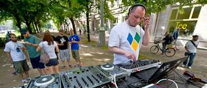 Open Airs sind vor allem bei schönem Wetter am Wochenende begehrt. Im Gegensatz zu vielen dieser selbstorganisierten Parties ist auf obigem Foto ein DJ bei der Fête de la Musique zu sehen - ganz legal.