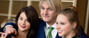Die Schauspielerinnen Lisa-Marie Koroll (links) und Lina Larissa Strahl mit Regisseur Detlev Buck bei der Premiere der zweiten Folge von "Bibi &amp; Tina". 