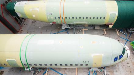 Flugzeugrümpfe stehen am 29.05.2015 in Hamburg am Werksgelände von Airbus auf einer Schiffsladefläche. Airbus verschifft die ersten Flugzeug-Großbauteile für die Endmontagelinie der A320-Familie nach Mobile in den USA. 