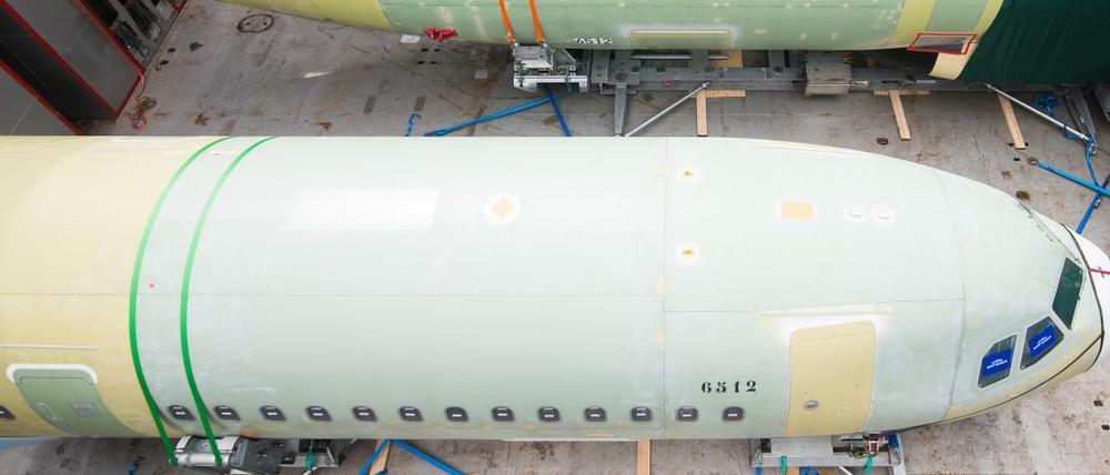 Flugzeugrümpfe stehen am 29.05.2015 in Hamburg am Werksgelände von Airbus auf einer Schiffsladefläche. Airbus verschifft die ersten Flugzeug-Großbauteile für die Endmontagelinie der A320-Familie nach Mobile in den USA. 