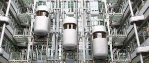 Ein und Aussteigen im Ludwig Erhard Haus, dem Sitz der IHK-Berlin in der Charlottenburger Fasanenstraße.