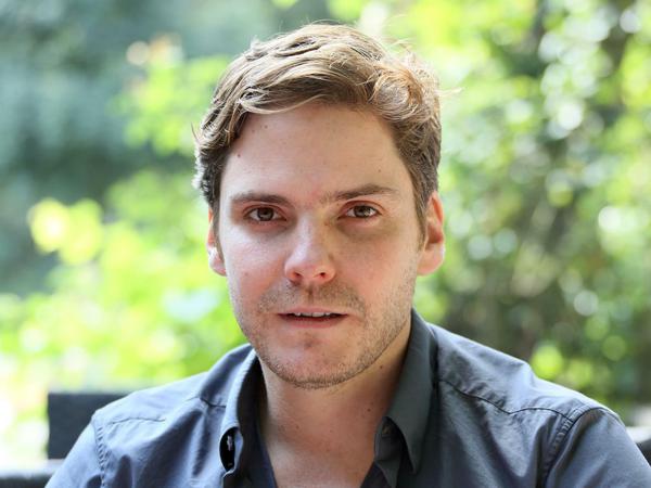 Daniel Brühl steht in Berlin für die Fallada-Verfilmung "Jeder stirbt für sich allein" vor der Kamera.