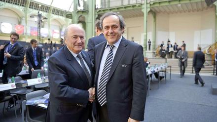 Gute Miene, böses Spiel. Das Verhältnis zwischen Fifa-Präsident Sepp Blatter (links) und Uefa-Chef Michel Platini ist seit längerem zerrüttet.