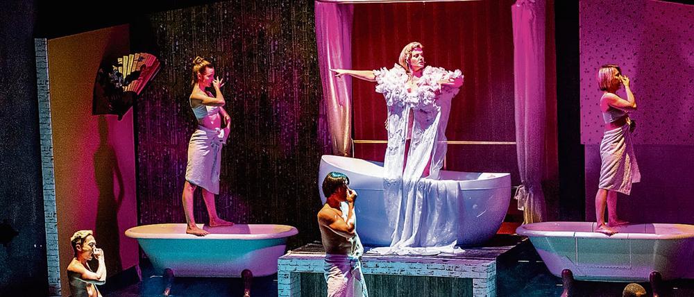 Baden mit und ohne. Im Wintergarten wird es spritzig mit der Show, die nicht von ungefähr "Soap" heißt.