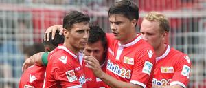 Jubeltraube. Unions Spieler freuen sich über den 2:0-Testspielsieg eine Woche vor dem Saisonstart in der 2. Liga. 