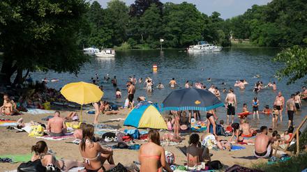 Bei hochsommerlichen Temperaturen genießen viele Leute das heiße Wetter am Tegeler See in Berlin. Aber was passiert mit denen, die krank sind und nicht baden gehen können?