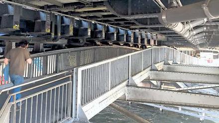 Auf der Fußgängerbrücke, die vom Bahnhof Friedrichstraße über die Spree zum Schiffbauerdamm führt, verweilt kaum einer länger als nötig.