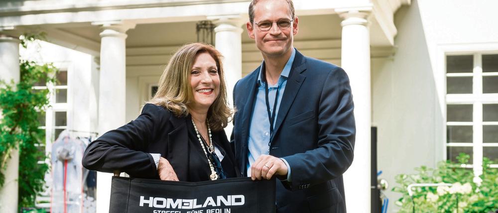 Am Set: "Homeland"-Regisseurin Lesli Linka Glatter mit dem Regierenden Bürgermeister Michael Müller.