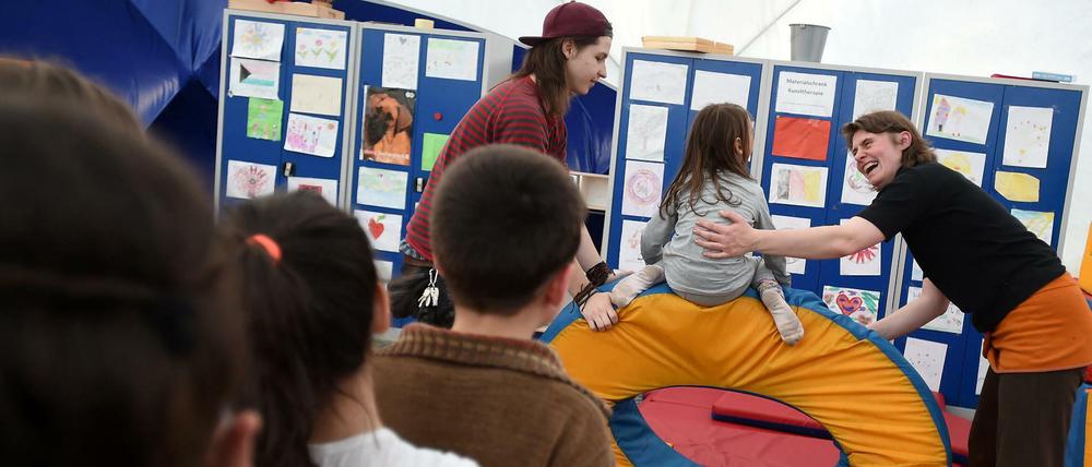 Da Heimplätze fehlen, werden immer wieder Notunterkünfte benötigt. Hier spielen Mitarbeiter mit den Kindern.