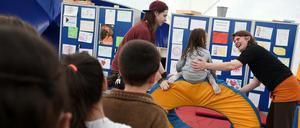 Da Heimplätze fehlen, werden immer wieder Notunterkünfte benötigt. Hier spielen Mitarbeiter mit den Kindern.