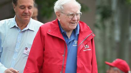Starinvestor Warren Buffett, hier mit einem roten Anorak bei einer Konferenz in Idaho.
