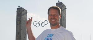 Langstrecken-Kämpfer Roger Nussbaum vor dem Olympiastadion.