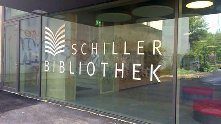 Graffiti spiegelt sich an der Fassade beim Eingang der Schiller-Bibliothek in der Müllerstraße 149. Eröffnet wurde der Neubau am 10. Juli.