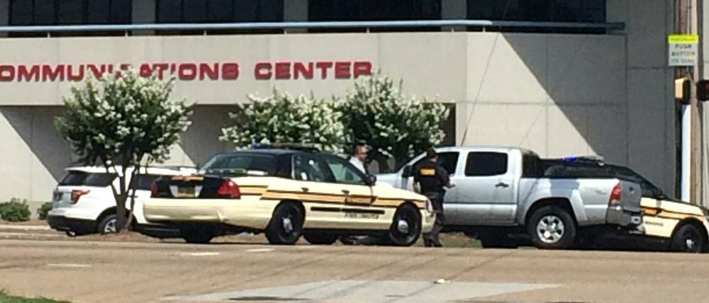 Polizisten in der Bähe des Tatorts in Chattanooga, Tennessee