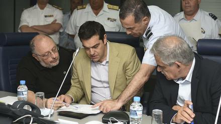 Alexis Tsipras Armeeangehörigen. Der Premier baut seine Regierung um - wer gegen den neuen Syriza-Kurs ist, muss gehen.