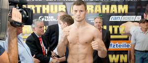 Robert Stieglitz posiert beim offiziellen Wiegen vor dem WM-Kampf am Samstag.