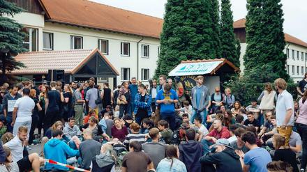 Vor dem Flüchtlingsheim in Freital versammeln sich etwa 250 Unterstützer der Asylbewerber.