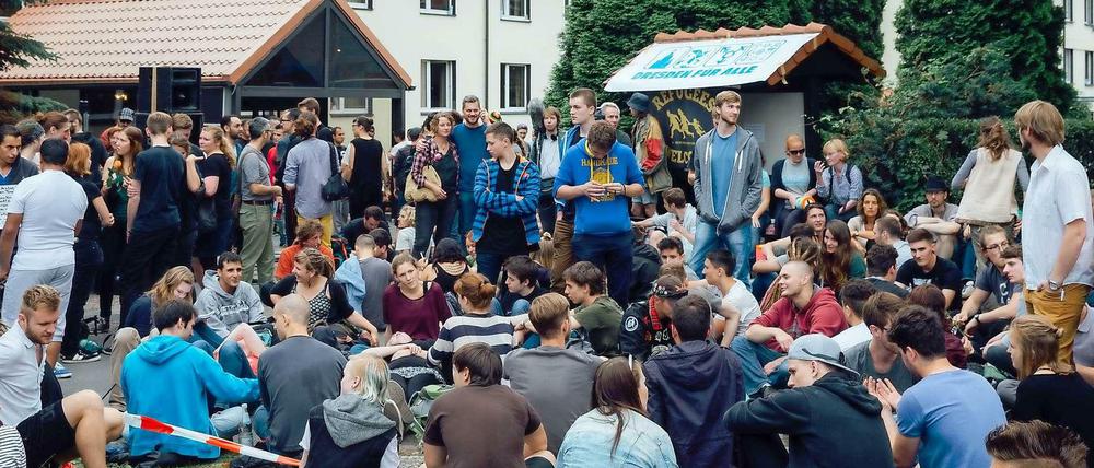 Vor dem Flüchtlingsheim in Freital versammeln sich etwa 250 Unterstützer der Asylbewerber.