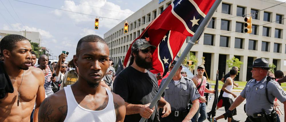 Demonstranten und Gegendemonstranten beim Streit über die Südstaatenflagge in Columbia im US-Bundesstaat South Carolina