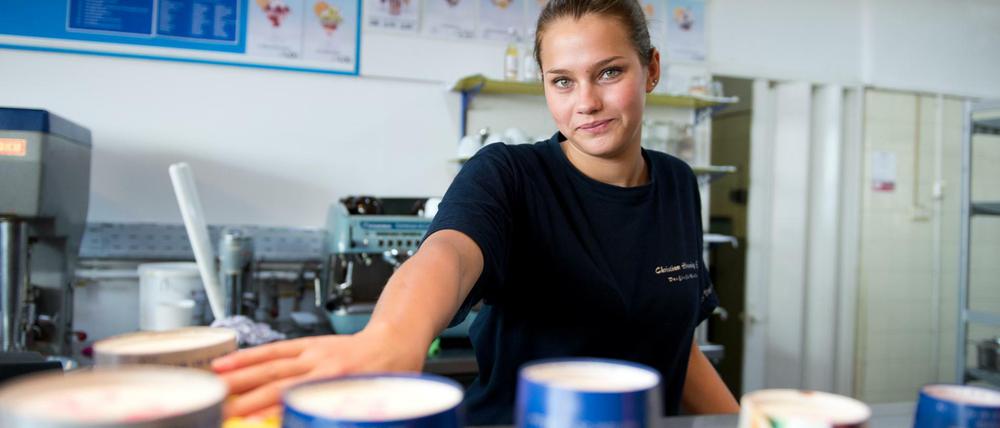Eisverkaufen und Kellnern zählen zu den häufigsten Ferienjobs.