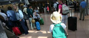 Das große Warten: Wenn der Flieger verspätet ist oder ganz gestrichen wird, können Reisende in vielen Fällen Entschädigungen verlangen.