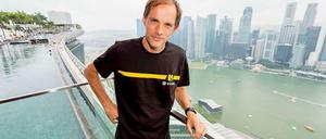 Auf dem Badehaus in Singapur: Thomas Tuchel bei der BVB-Asienreise.
