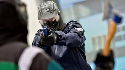 Zur Ausbildung eines Polizisten gehört auch das Schießtraining. Die Zahl der Beamten in Brandenburg ist aber nicht mehr ausreichend.